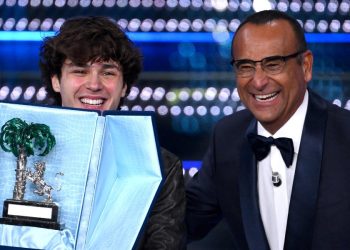 Il cantante Settembre si aggiudica le Nuove Proposte a Sanremo 2025. Accanto a lui Carlo Conti (Ansa)