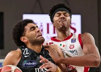 Anthony Lamb e Zach LeDay in Trento Milano di Serie A1 (da facebook.com/AquilaBasketTN)