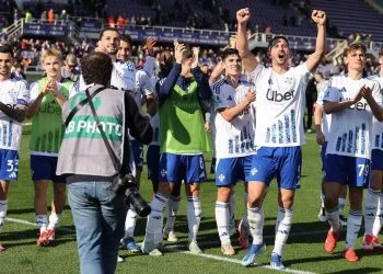 Il Como esulta per la vittoria di Firenze (Foto ANSA)