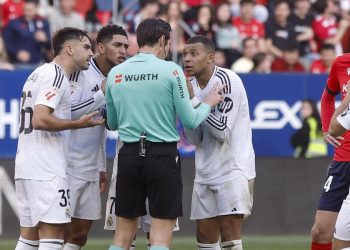 Il Real Madrid protesta con l'arbitro Munueca Moreno nella partita contro l'Osasuna (Foto ANSA)