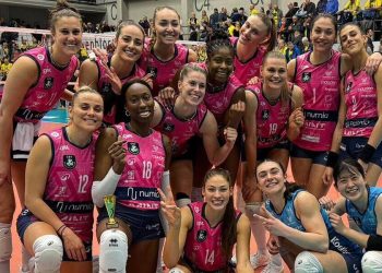 Il Vero Volley Milano festeggia la vittoria di Schwerin (da facebook.com/verovolley)