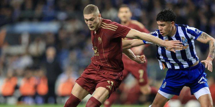 Nehuen Pérez contrasta Artem Dovbyk in Porto Roma (Foto ANSA)