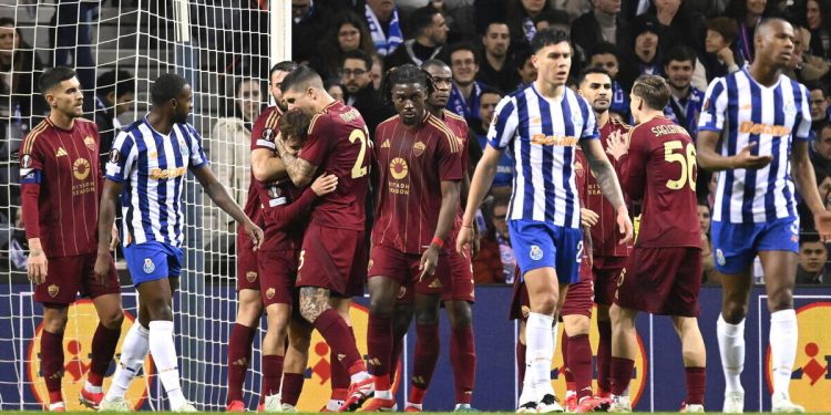 La Roma esulta per il gol segnato a Porto (Foto ANSA)