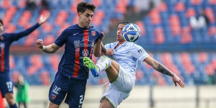 Il Cosenza in campo contro la Carrarese (da facebook.com/ilcosenzacalcio)