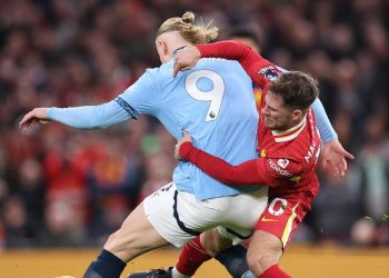 Alexis Mac Allister contrasta Erling Haaland in Liverpool Manchester City (Foto ANSA)