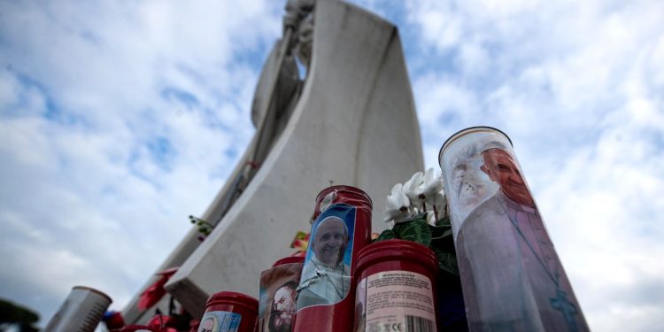 Preghiere per il Papa ricoverato