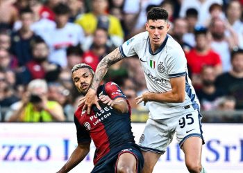 Alessandro Bastoni, qui contrasta Junior Messias in Genoa Inter (Foto ANSA)