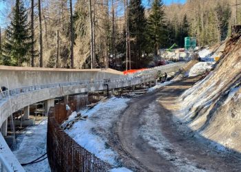Il cantiere della pista di bob a Cortina (Ansa)
