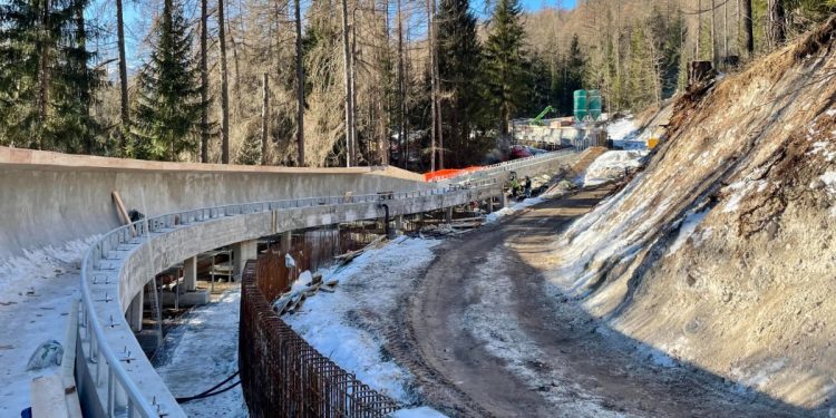 Il cantiere della pista di bob a Cortina (Ansa)