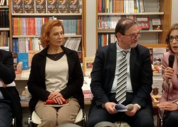 Claudia Koll (d) durante la presentazione del libro. A s: Massimo Borghesi, Daniela Poggi, Mimmo Muolo (foto di archivio)