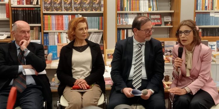 Claudia Koll (d) durante la presentazione del libro. A s: Massimo Borghesi, Daniela Poggi, Mimmo Muolo (foto di archivio)