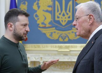 il presidente ucraino Volodymyr Zelensky con l'inviato speciale Usa per Russia-Ucraina Keith Kellogg (Ansa)