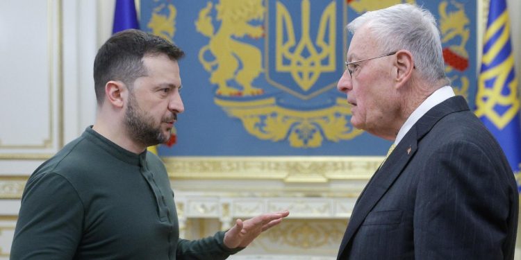 il presidente ucraino Volodymyr Zelensky con l'inviato speciale Usa per Russia-Ucraina Keith Kellogg (Ansa)