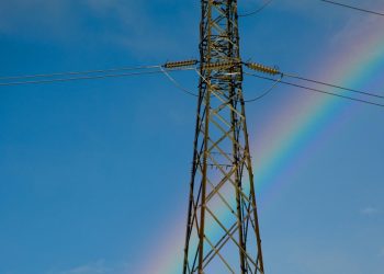 Un traliccio dell'energia elettrica e un arcobaleno (Foto: ANSA)