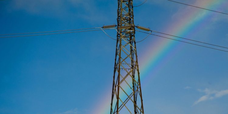 Un traliccio dell'energia elettrica e un arcobaleno (Foto: ANSA)