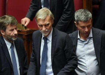 Nei banchi del Pd durante la scorsa legislatura. Da s.: Dario Franceschini, Graziano Delrio, Andrea Orlando (Ansa)