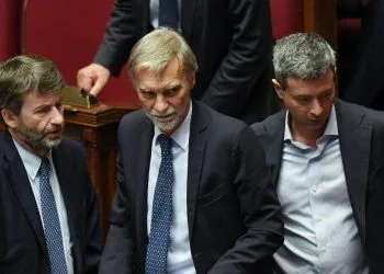Nei banchi del Pd durante la scorsa legislatura. Da s.: Dario Franceschini, Graziano Delrio, Andrea Orlando (Ansa)