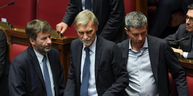 Nei banchi del Pd durante la scorsa legislatura. Da s.: Dario Franceschini, Graziano Delrio, Andrea Orlando (Ansa)