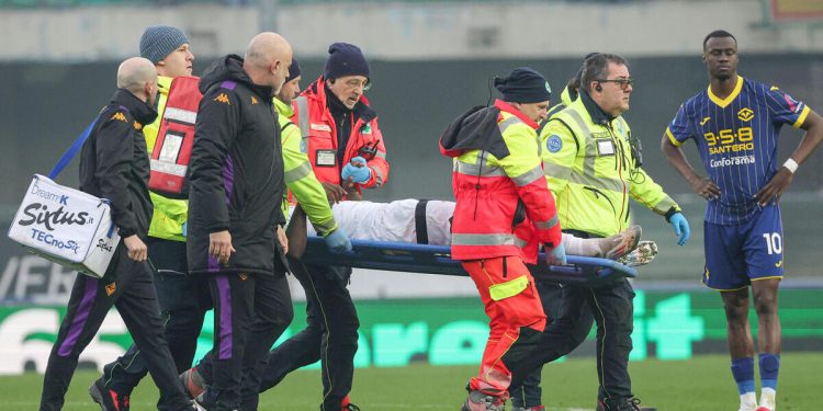 Moise Kean esce in barella in Verona Fiorentina (Foto ANSA)