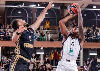 Armoni Brooks al tiro in Monaco Milano (da facebook.com/OlimpiaMilano1936)