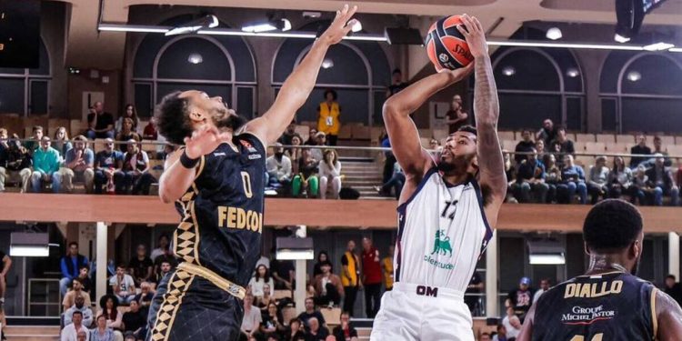 Armoni Brooks al tiro in Monaco Milano (da facebook.com/OlimpiaMilano1936)