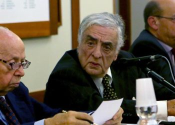 Sergio Vento, al centro, tra Lamberto Dini (s) e Michele Valensise (Ansa)