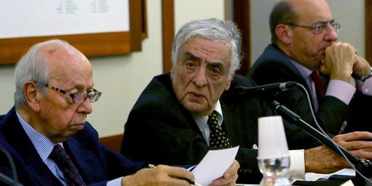 Sergio Vento, al centro, tra Lamberto Dini (s) e Michele Valensise (Ansa)