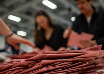 Scrutinio del voto postale in un seggio elettorale a Berlino (Ansa)