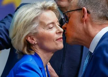 Ursula von der Leyen, presidente della Commissione Ue, con Friedrich Merz, leader della CDU (Ansa)