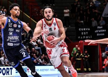 Gianluca Della Rosa contro Zach Copeland in Pistoia Napoli (da facebook.com/pistoiabasket)