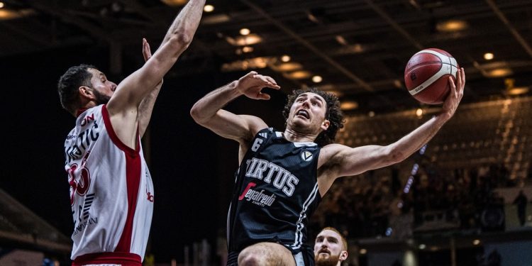 Nikola Mirotic contrasta Alessandro Pajola in Virtus Bologna Milano (da facebook.com/VirtusSegafredoBologna)