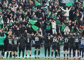 Il Sassuolo esulta sotto la curva del Mapei Stadium (da facebook.com/officialsassuolocalcio)