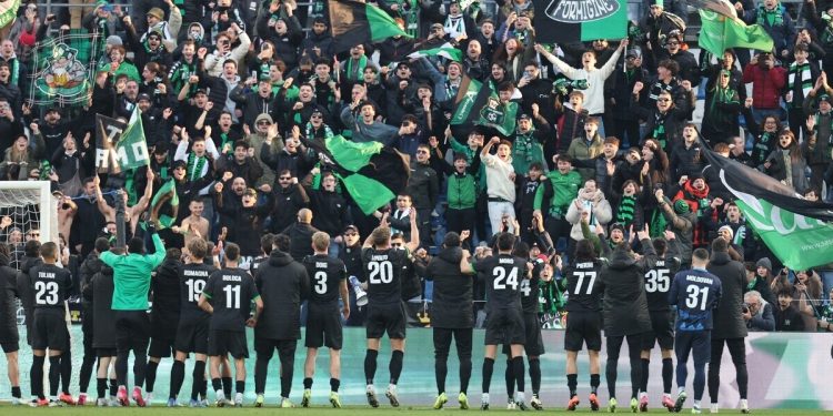 Il Sassuolo esulta sotto la curva del Mapei Stadium (da facebook.com/officialsassuolocalcio)