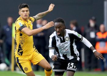 Joaquin Correa contrasta Jordan Zemura in Udinese Inter (Foto ANSA)