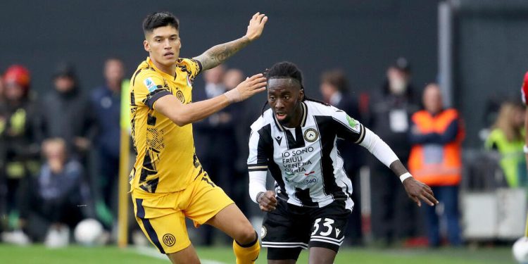 Joaquin Correa contrasta Jordan Zemura in Udinese Inter (Foto ANSA)