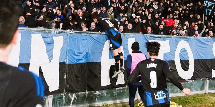 L'esultanza della curva del Pisa (da facebook.com/pisasportingclub)