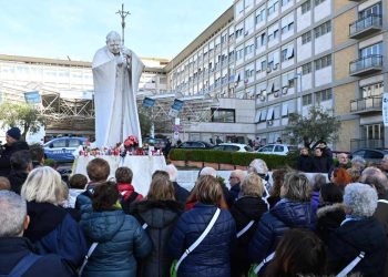 Preghiere per il Papa al Gemelli
