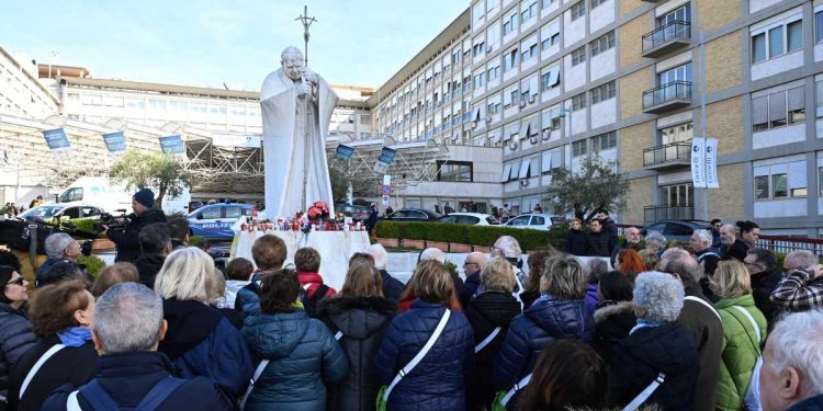 Preghiere per il Papa al Gemelli
