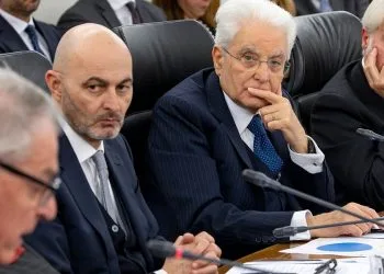 Sergio Mattarella presiede il Csm. A s., il vicepresidente Fabio Pinelli (Ansa)