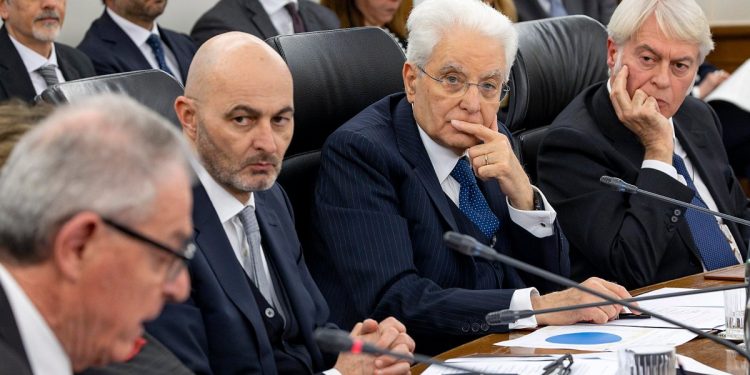 Sergio Mattarella presiede il Csm. A s., il vicepresidente Fabio Pinelli (Ansa)