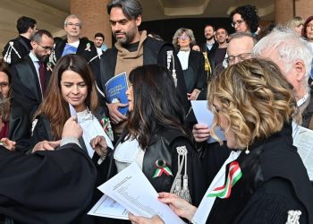 Flash mob in occasione dello sciopero dei magistrati proclamato dall'AnM (Ansa)