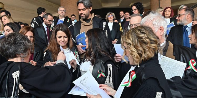 Flash mob in occasione dello sciopero dei magistrati proclamato dall'AnM (Ansa)