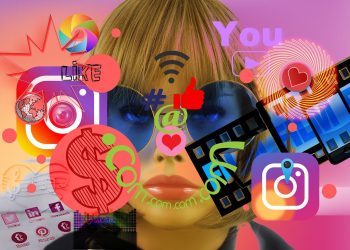 Ragazza influencer con i social