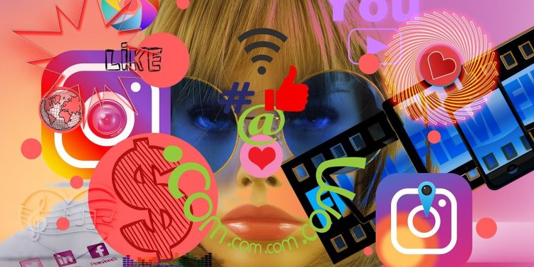 Ragazza influencer con i social