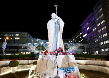 Papa Francesco ricoverato