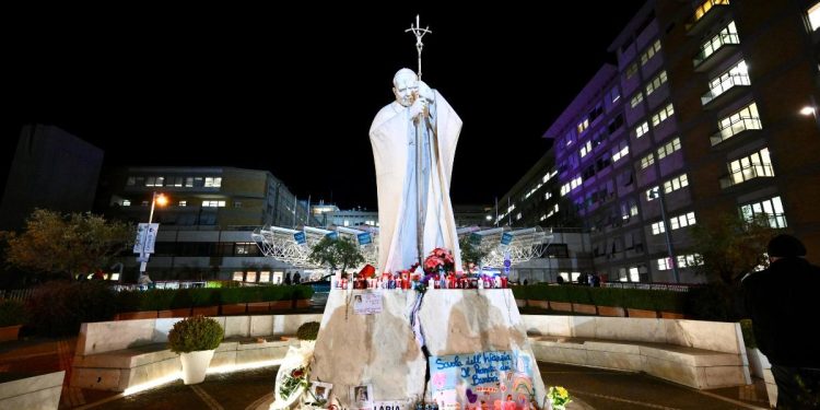 Papa Francesco ricoverato