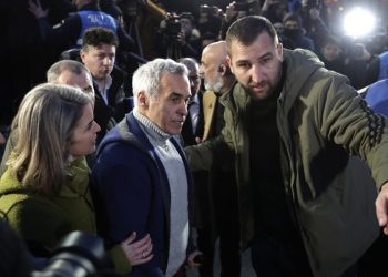 Calin Georgescu (c) mentre viene arrestato (Ansa)