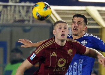 Oliver Kempf e Artem Dovbyk a contrasto in Como Roma (Foto ANSA)