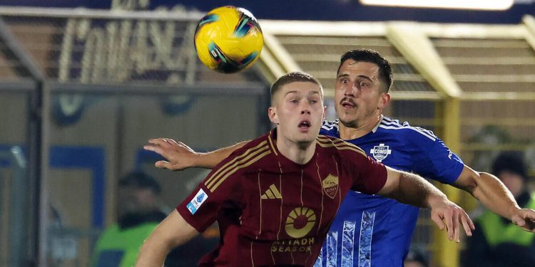 Oliver Kempf e Artem Dovbyk a contrasto in Como Roma (Foto ANSA)