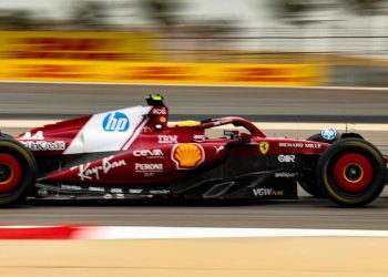 Lewis Hamilton sulla Ferrari nei test Formula 1 Bahrain (Foto ANSA)